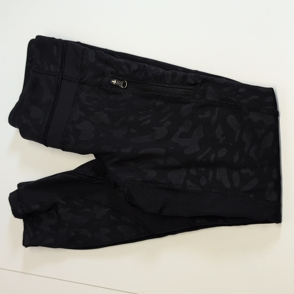 Lululemon Inspire Tight II Animal Swirl Embossed Black / Black Size 4 EUC - Picture 11 of 11